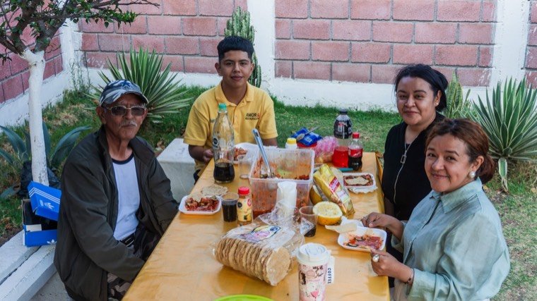 Compartiendo alimento en un d&iacute;a de visita
