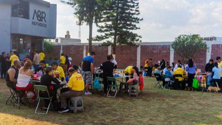 La familia de Amor & Restauraci&oacute;n reunida