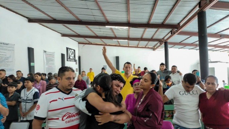 La congregaci&oacute;n orando unos por otros durante un servicio