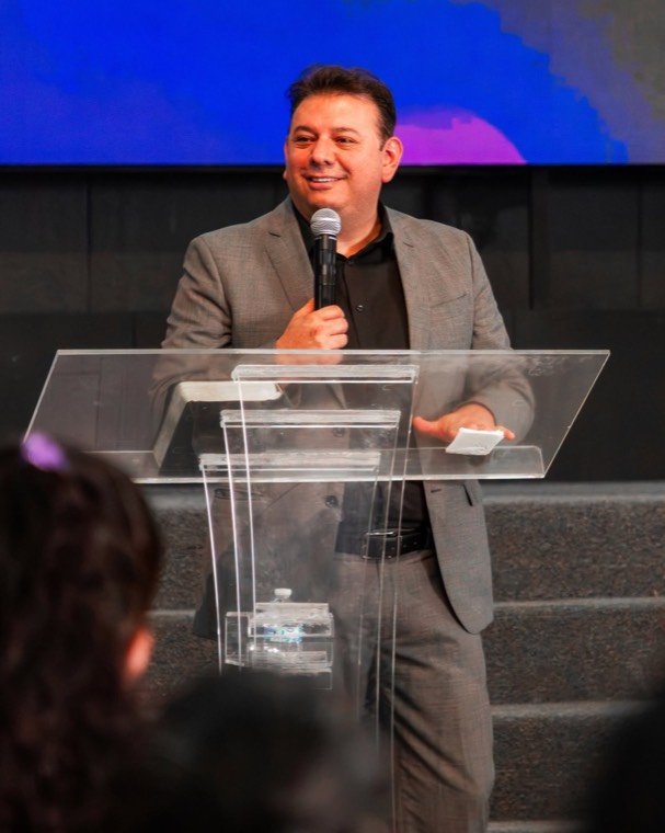 El pastor Omar Jaramillo predicando desde el p&uacute;lpito