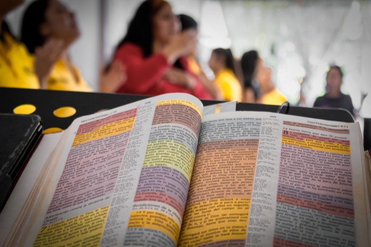Una Biblia abierta y subrayada durante el estudio