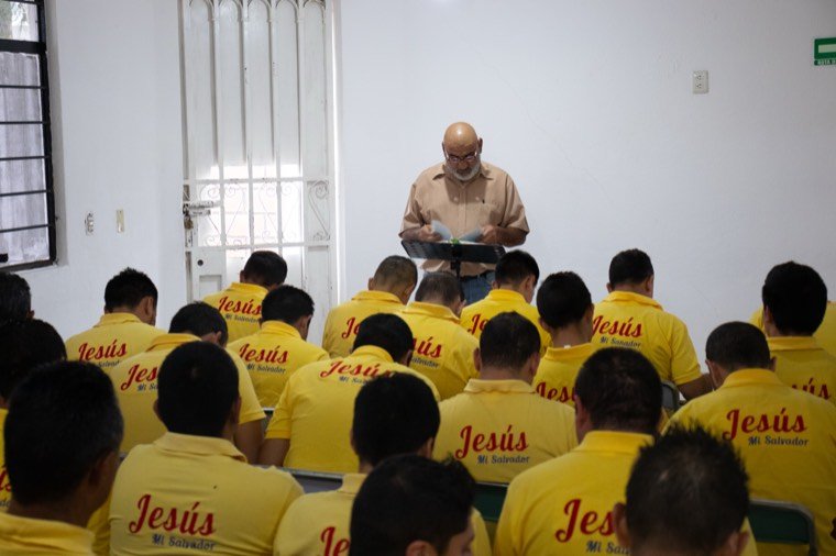Clase en el salón del refugio