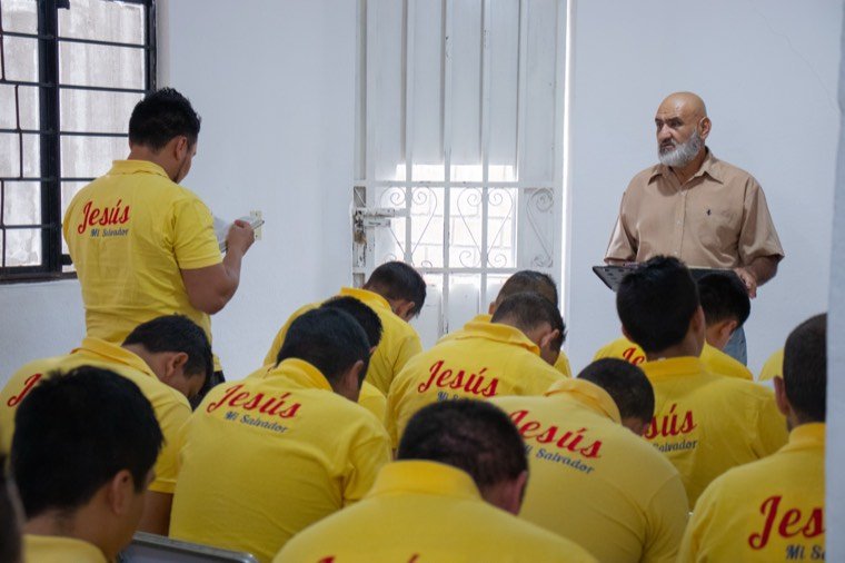 Un instructor escribe en el pizarrón durante una clase