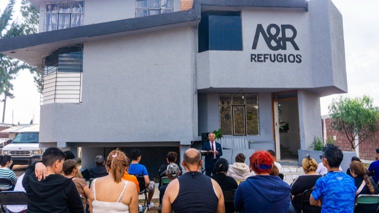 Servicio al aire libre frente a la casa