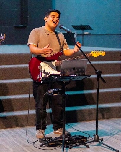 Kevin hoy, tocando la guitarra en el ministerio de alabanza