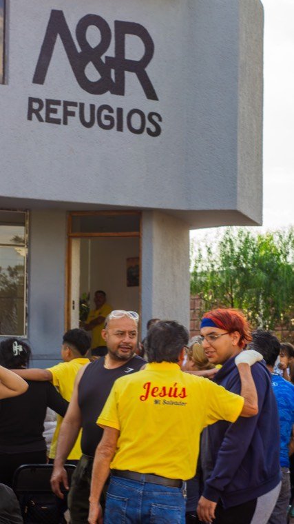 El letrero de A&R Refugios en la entrada