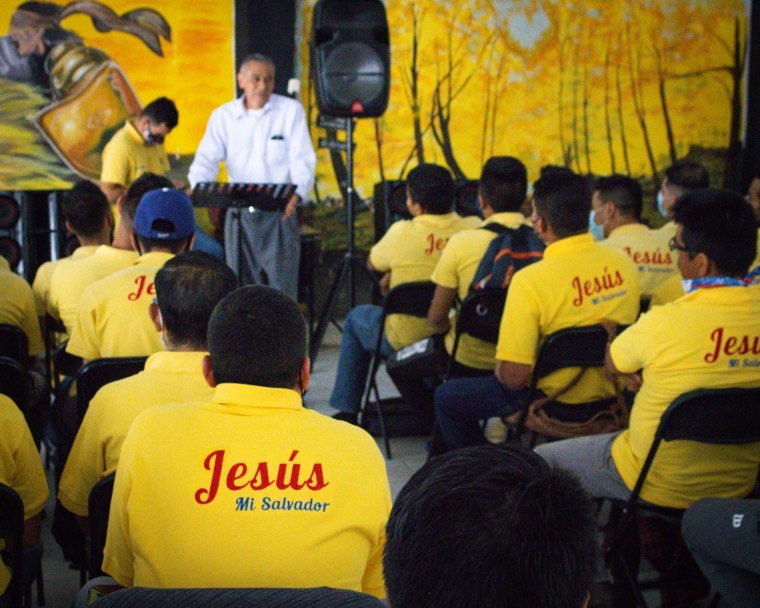 Servicio en el refugio de varones, con los residentes de espaldas