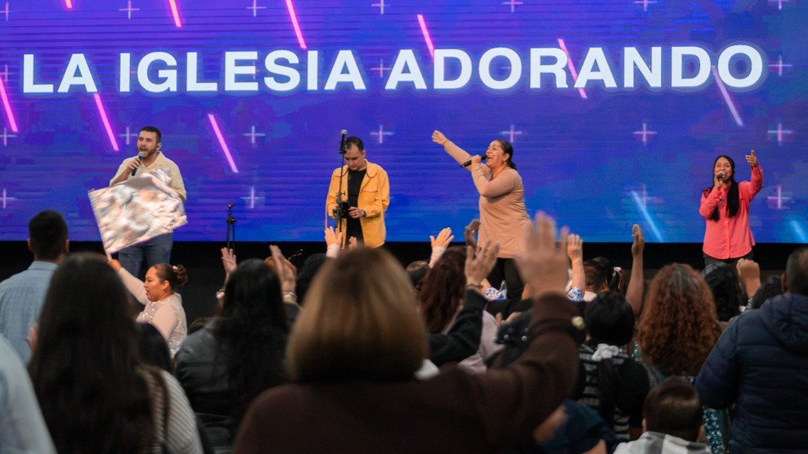 El equipo de alabanza dirigiendo la adoración