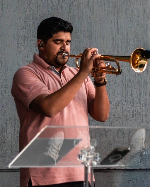 Trompetista del ministerio de alabanza